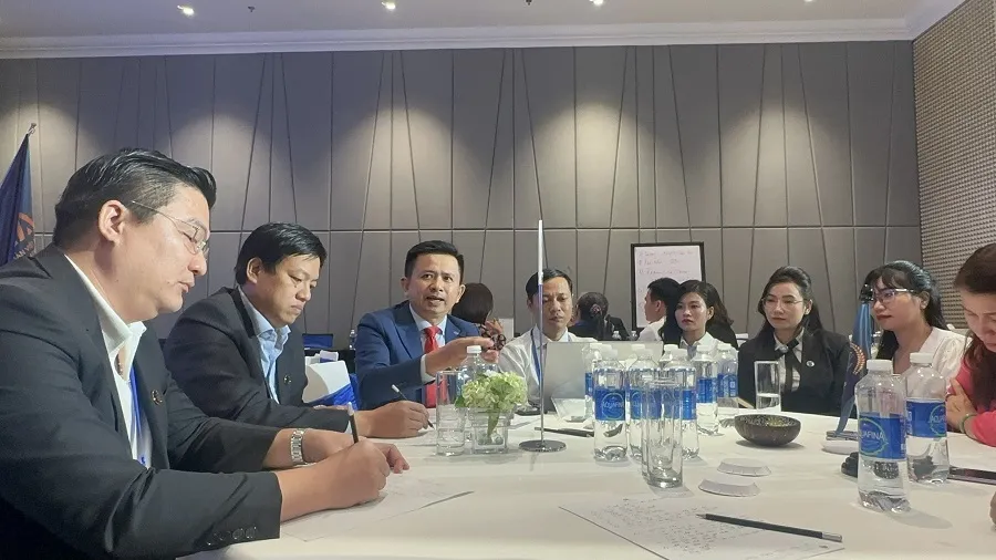 Đại diện doanh nghiệp bất động sản, các cơ sở đào tạo thảo luận hướng đào tạo nguồn nhân lực bất động sản chuyên nghiệp, đáp ứng nhu cầu thị trường. Ảnh: P.ĐIỀN