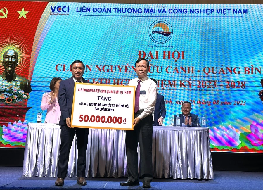 CLB Doanh nhân Nguyễn Hữu Cảnh - Quảng Bình tại TP.HCM đã trao 50 triệu đồng ủng hộ Hội bảo trợ người tàn tật và trẻ em mồ côi tỉnh Quảng Bình. Ảnh: P.ĐIỀN