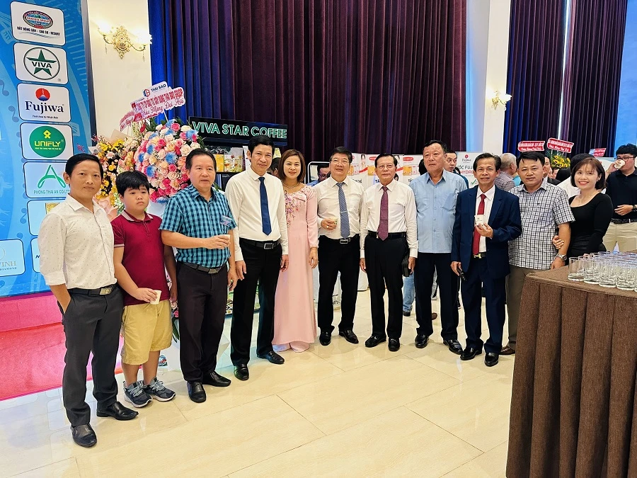 Lãnh đạo UBND tỉnh Quảng Bình cùng lãnh đạo Hội đồng hương Quảng Bình tại TP.HCM tham quan các gian hàng trưng bày sản phẩm của các doanh nghiệp. Ảnh: BCT