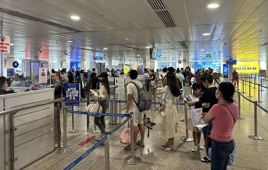 Cao điểm lễ 2-9, bình quân mỗi ngày có 130.000 khách thông qua cảng. Ảnh: AN NHIÊN