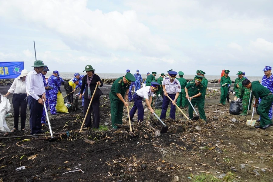 Cán bộ, chiến sĩ Bộ Tư lệnh Vùng Cảnh sát biển 3 phối hợp với đoàn thanh niên và các ban ngành, đoàn thể thực hiện chương trình “Chung tay làm sạch biển”. Ảnh: P.ĐIỀN