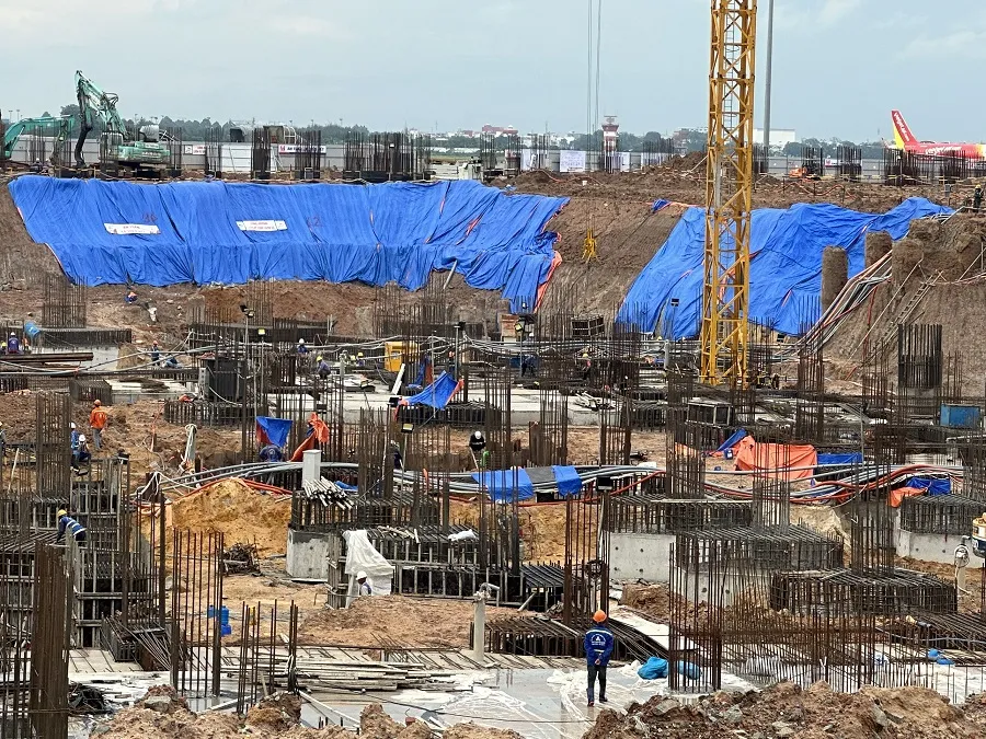 Các nhà thầu đang thi công nhà ga T3, sân bay Tân Sơn Nhất. Ảnh: P.ĐIỀN