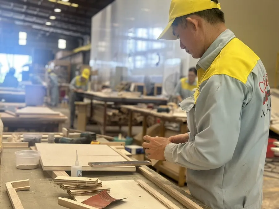Một số ngành sản xuất vẫn duy trì việc, đơn hàng ổn định do khách hàng đã chốt đơn từ trước. Ảnh: P.ĐIỀN thi-truong-tuyen-dung-lao-dao.jpg