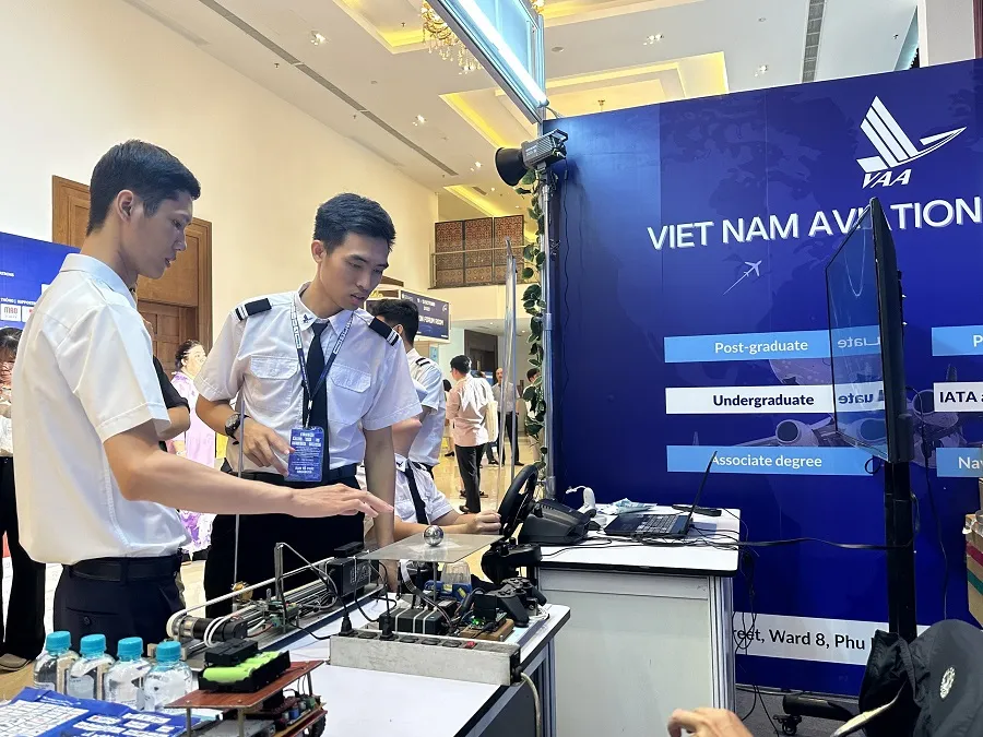 Sinh viên ngành hàng không hứng thú với các công nghệ, kĩ thuật hàng không. Ảnh: P.ĐIỀN trien-lam-hang-khong-viet-nam.jpg