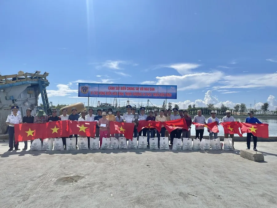 Bộ Tư lệnh Vùng Cảnh sát biển 3 trao 130 phần quà (mỗi suất trị giá 1 triệu đồng) cho gia đình chính sách, ngư dân có hoàn cảnh khó khăn. Ảnh: Đ.ĐỊNH canh-sat-bien-dong-hanh-cung-ngu-dan-vung-tau.jpg