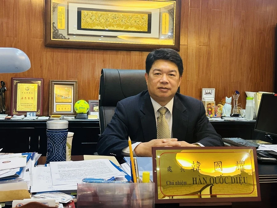 Chủ nhiệm Văn phòng Kinh tế và Văn hóa Đài Bắc tại TP.HCM Hàn Quốc Diệu thông tin về chương trình cấp học bổng ngành vi mạch tại Đài Loan. Ảnh: P.ĐIỀN Đài Loan hỗ trợ Việt Nam đào tạo nhân lực ngành bán dẫn