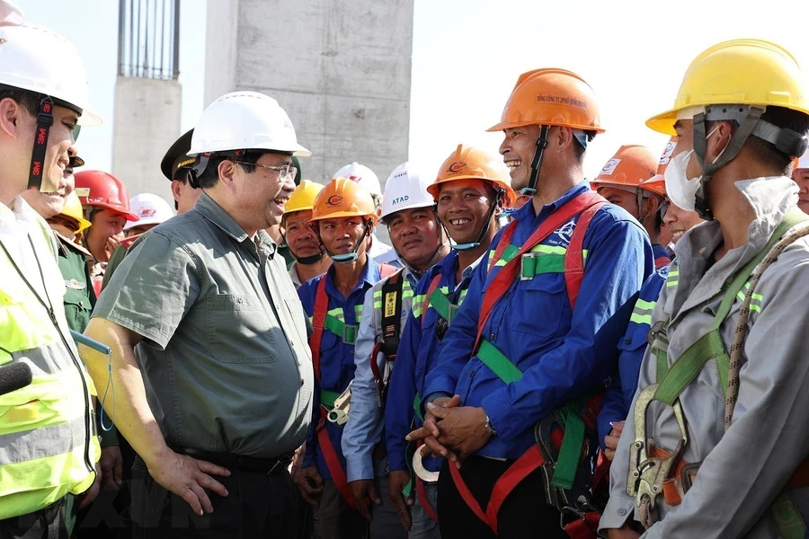 Thủ tướng Phạm Minh Chính đến thăm và chúc tết kỹ sư, công nhân, người lao động đang thi công Dự án xây dựng nhà ga T3 thuộc Cảng Hàng không Tân Sơn Nhất, chiều 12-2. Ảnh: VGP thủ tướng kiểm tra thi công nhà ga t3
