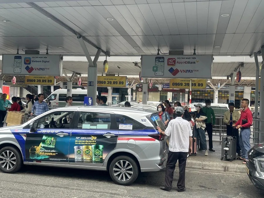 san-bay-tan-son-nhat-khach-den-dong-duc.jpg