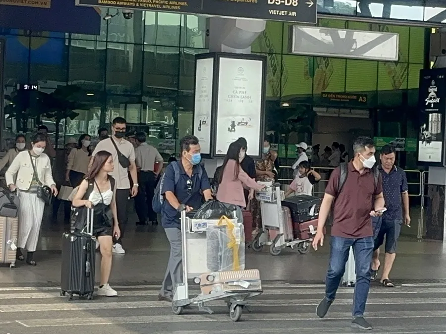 Sân bay Tân Sơn Nhất tấp nập đón khách quay trở lại TP.HCM