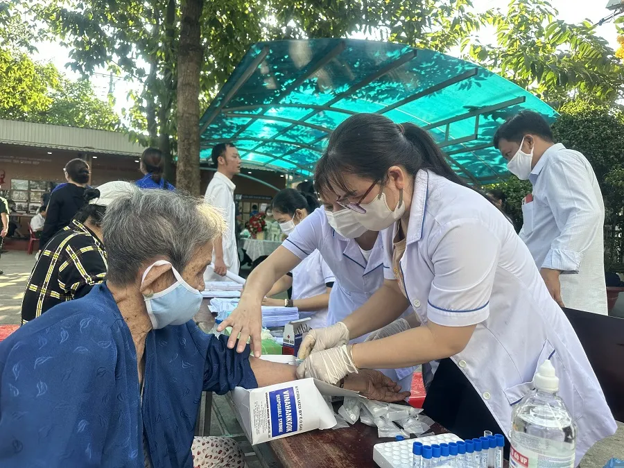 Những bệnh nhân cao tuổi được ưu tiên khám bệnh từ sáng sớm. Ảnh: P.ĐIỀN bac-si-quan-y-kham-benh-phat-thuoc.jpg