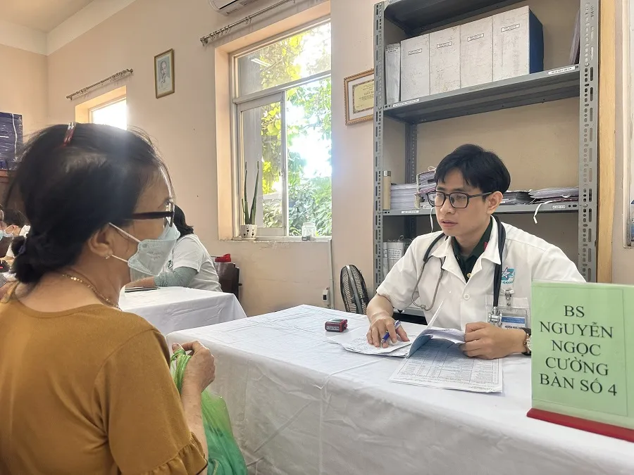 Bác Lê Thị Tùng Lan 70 tuổi được bác sĩ Quân y thăm hỏi, khám bệnh và kê toa thuốc. Ảnh: P.ĐIỀN bac-si-quan-y175-den-tan-nha-kham-benh.jpg