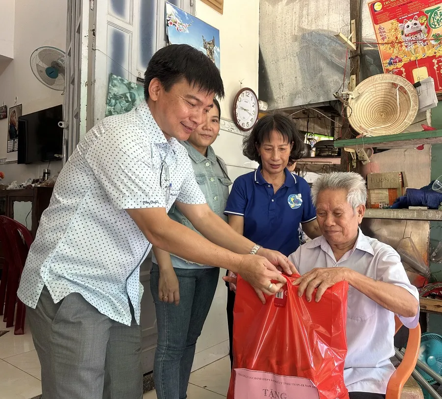Các đơn vị đồng hành trao quà cho các gia đình tại khu phố 1. Ảnh: P.ĐIỀN bac-si-quan-y175-den-tan-nha-kham-benh-tang-qua-nguoi-ngheo-1.jpg