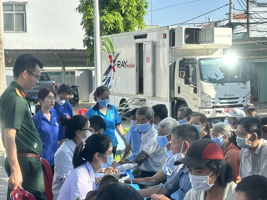 Bà con đến từ sáng sớm để khám bệnh, nhận quà từ chương trình. Ảnh: P.ĐIỀN bac-si-quan-y175-kham-benh--nguoi-ngheo.jpg