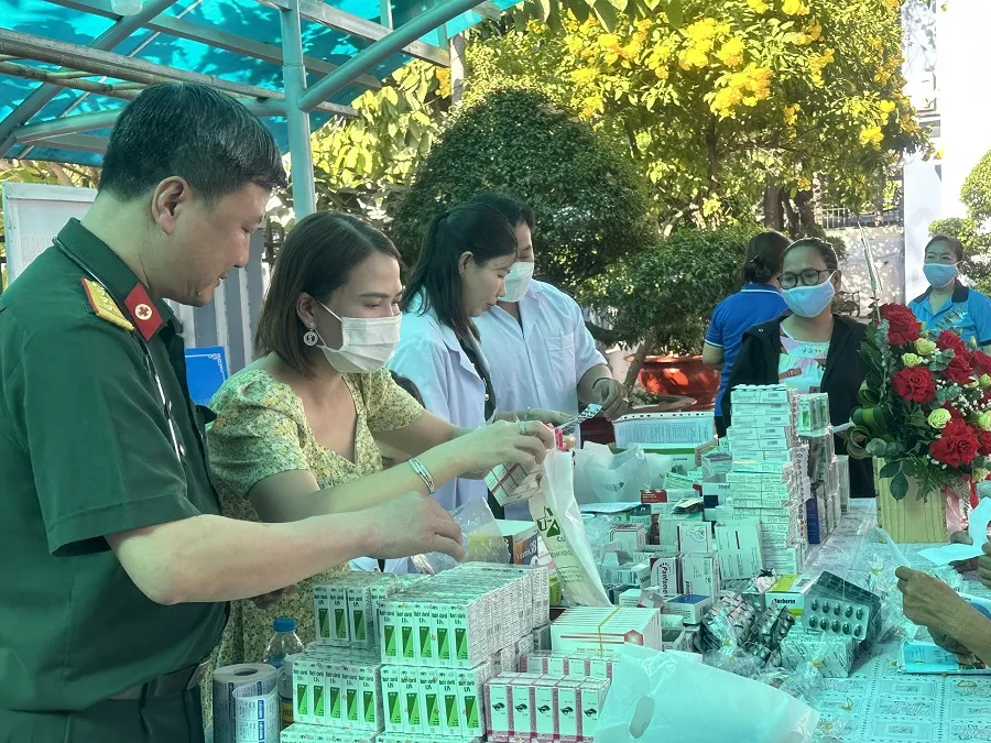 Bác sĩ Bệnh viện Quân y 175 cấp thuốc cho bà con đến khám bệnh. Ảnh: P.ĐIỀN bac-si-quan-y175-kham-benh-phat-thuoc.jpg