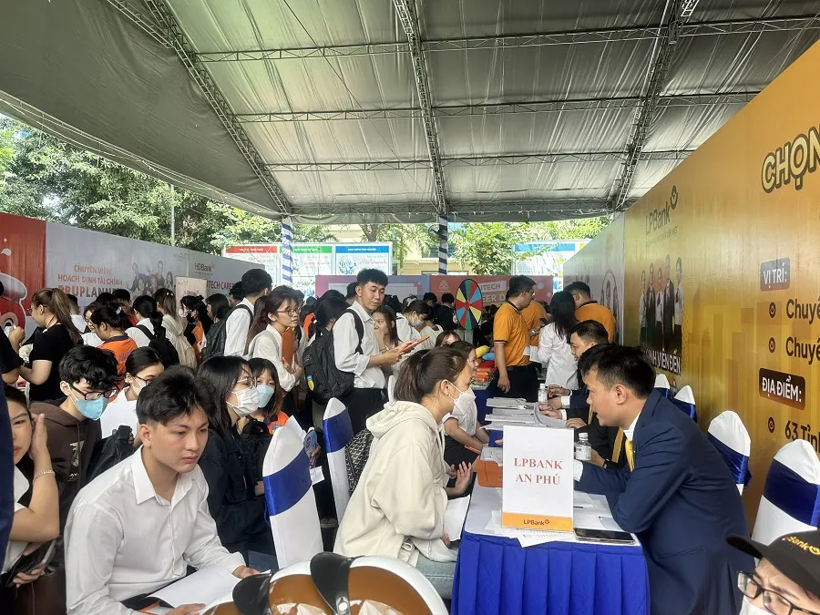 Các nghiệp tài chính, ngân hàng phỏng vấn ứng viên tại ngày hội việc tuyển dụng khối ngành kinh tế - HUTECH Career Day 2024, ngày 15-3. Ảnh: P.ĐIỀN doanh-nghiep-tai-chinh-ngan-hang-tuyen-5200-nhan-vien-1.jpg