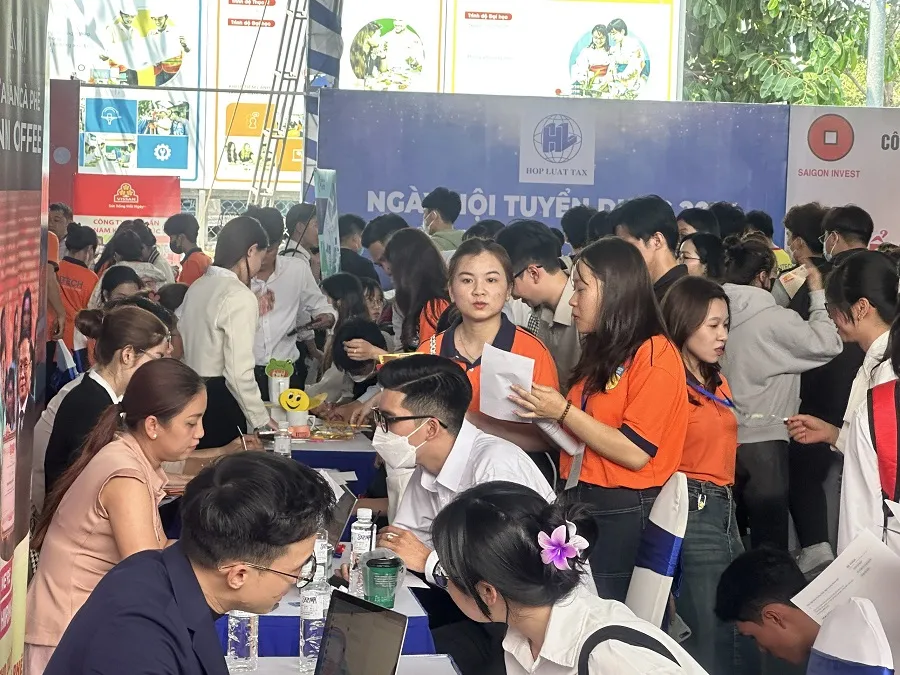 Hàng nghìn sinh viên ngành kinh tế tìm kiếm cơ hội việc làm trong ngành tài chính, ngân hàng. Ảnh: P.ĐIỀN doanh-nghiep-tai-chinh-ngan-hang-tuyen-5200-nhan-vien-2.jpg