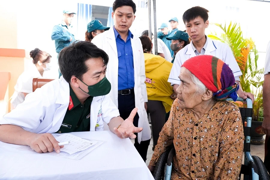 Y bác sĩ Bệnh viện Quân y 175/BQP khám bệnh cho người dân Phú Yên. Ảnh: TH.XUÂN benh-vien-quan-y-175-kham-benh-tai-phu-yen.jpg