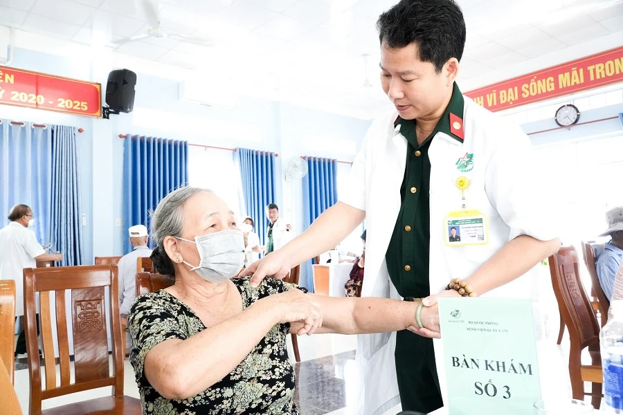Trung tá, TS. BS Huỳnh Thanh Bình - Phó Chủ nhiệm khoa ngoại thần kinh, Bệnh viện Quân y 175/BQP, kiểm tra tình trạng sức khỏe người lớn tuổi tại Phú Yên. TH.XUÂN bẹnh-vien-quan-y-175-kham-benh-tang-qua-o-phu-yen-2.jpg