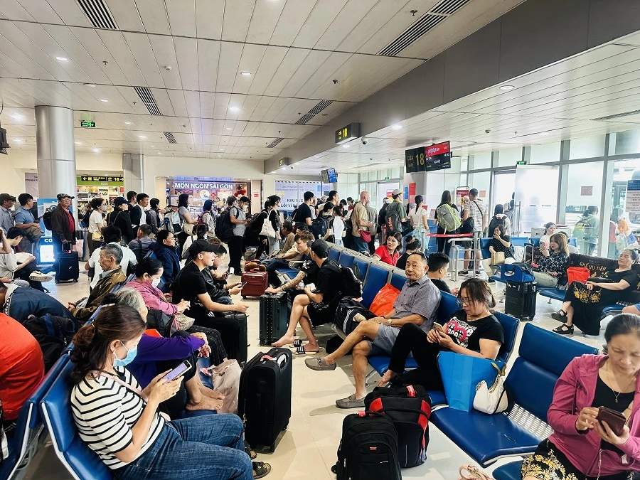 Thiếu hụt máy bay, giá vé dịp lễ 30-4 lại tăng vọt