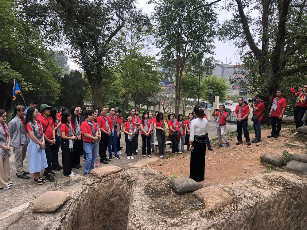 Đoàn tham quan một điểm đến du lịch tại tỉnh Điện Biên. Ảnh: Le Huy. dien-bien-1-8027.jpg