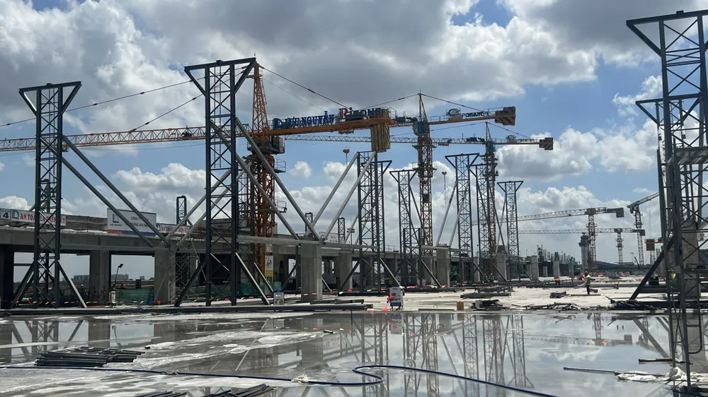 Ngoài 16 cần cẩu thường trực phục vụ hoạt động thi thông, dự kiến đầu tháng 5, liên danh nhà thầu sẽ đưa cần cẩu "khủng" 600 tấn vào lắp phần mái nhà ga. Ảnh: AT Nhà ga T3