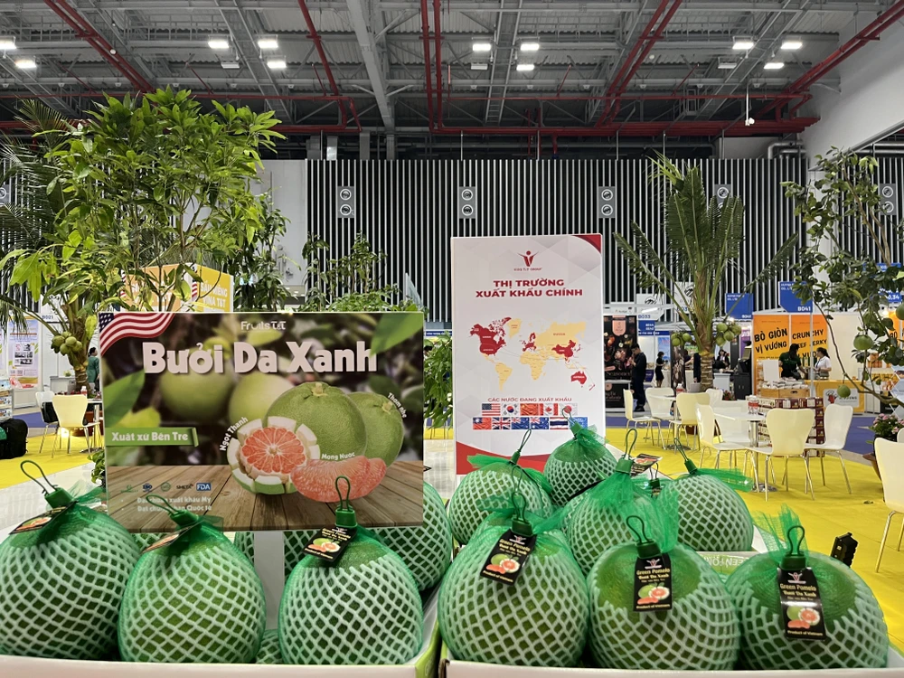 Doanh nghiệp trưng bày các loại trái cây đã xuất khẩu sang các thị trường khó tính. Ảnh: TÚ UYÊN hoi-cho-hang-viet-6-1033.jpg