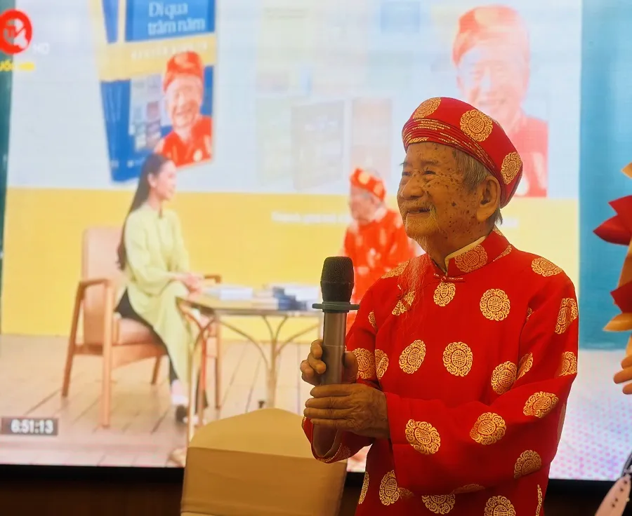 Nhà nghiên cứu Nguyễn Đình Tư gửi gắm tình cảm khi trao các kỉ vật, công trình nghiên cứu miệt mài trong 80 năm cho dòng họ Nguyễn Đình. Ảnh: P.ĐIỀN nha-nghien-cuu-nguyen-dinh-tu-3.jpg