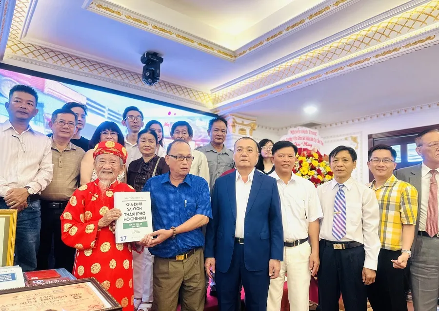 Hội đồng gia tộc đại tôn Nguyễn Đình tiếp nhận di sản văn học, lịch sử do cụ Nguyễn Đình Tư miệt mài nghiên cứu trong 80 năm. Ảnh: P.ĐIỀN Nhà nghiên cứu Nguyễn Đình Tư