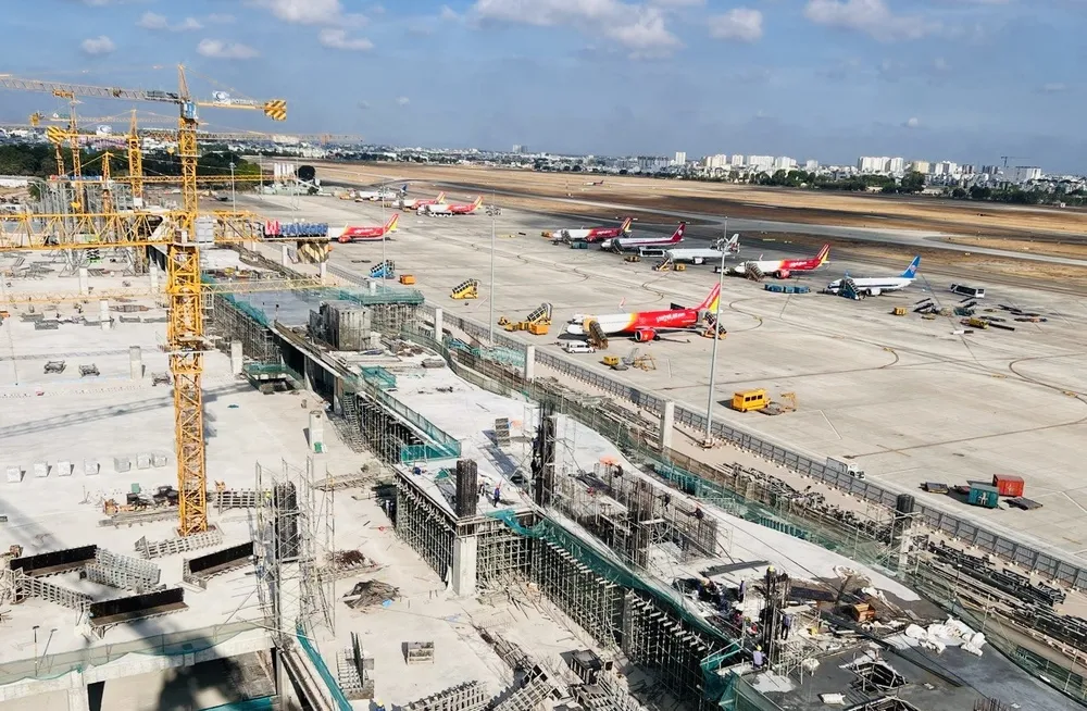 Cận cảnh nhà ga T3, Cảng HKQT Tân Sơn Nhất đang vào giai đoạn lắp dựng kết cấu mái nhà ga. Ảnh: A.TIẾN cang-hang-khong-1.jpg