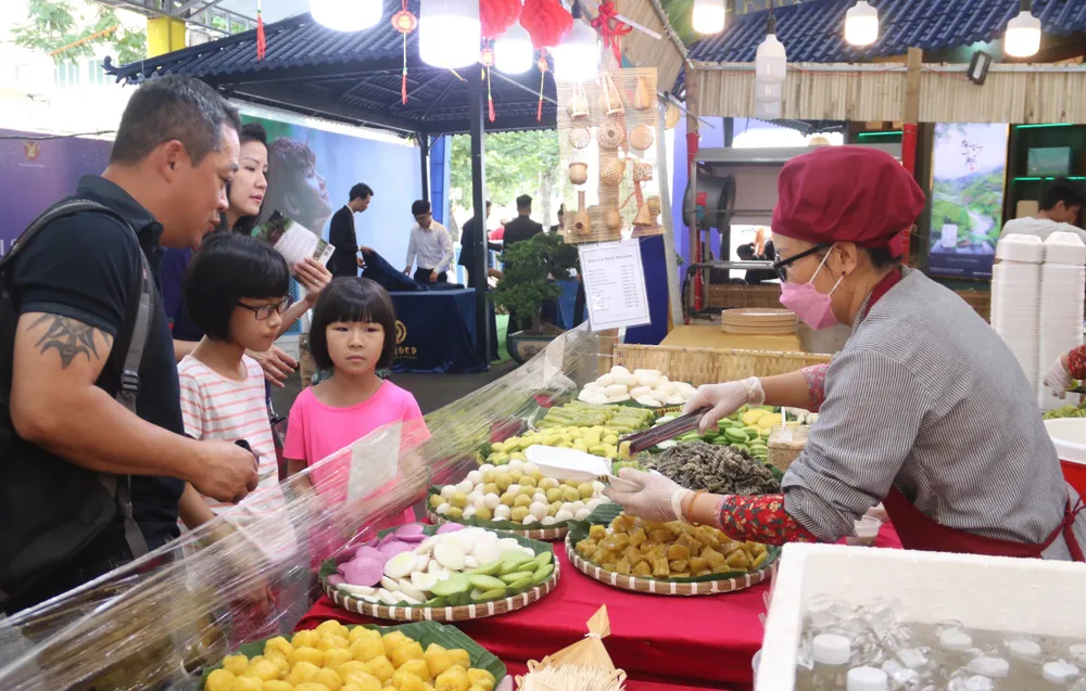 “Không gian ẩm thực chợ nổi” quy tụ gần 20 gian hàng và 7 thuyền, đã thu hút 8.000 lượt khách trong và ngoài nước. Ảnh: Thu Trinh. du-lich-song-nuoc.jpg