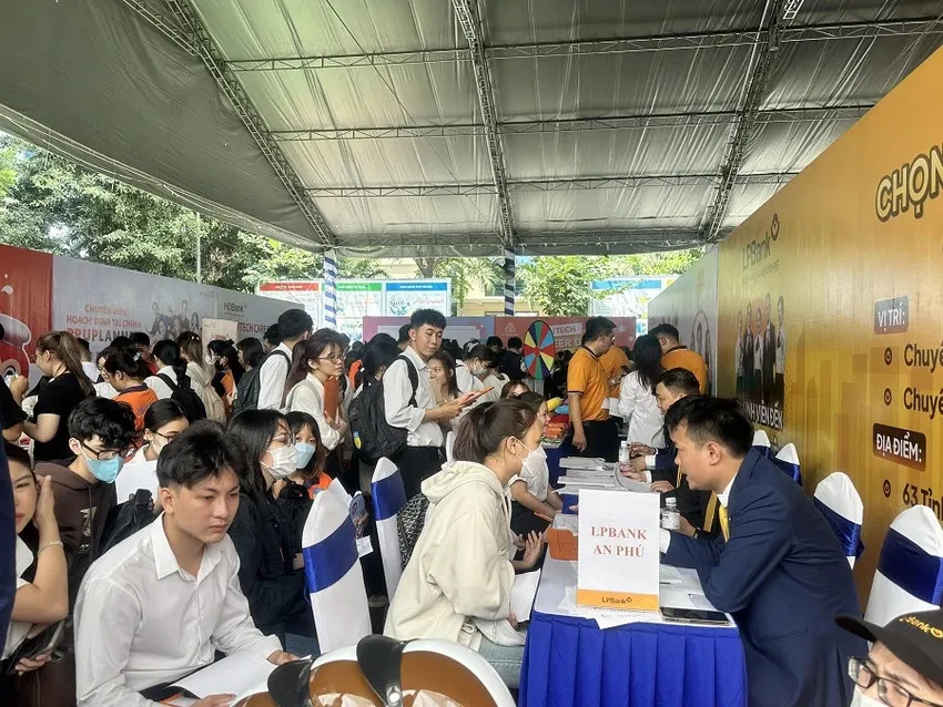 Nhu cầu tuyển dụng ngành kế toán, kiểm toán thấp sinh viên mới ra trường chật vật tìm việc. Ảnh: P.ĐIỀN chat-vat-tim-viec-1.jpg