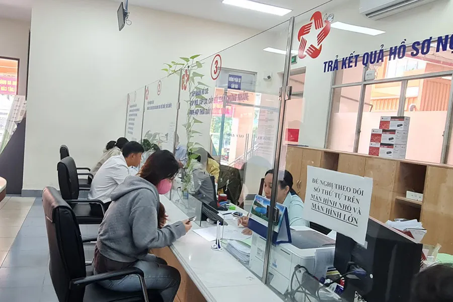 Người dân làm hồ sơ nhà đất tại Văn phòng Đăng ký đất đai quận Tân Phú. Ảnh: NGUYỄN CHÂU ho-so-dat-dai.jpg