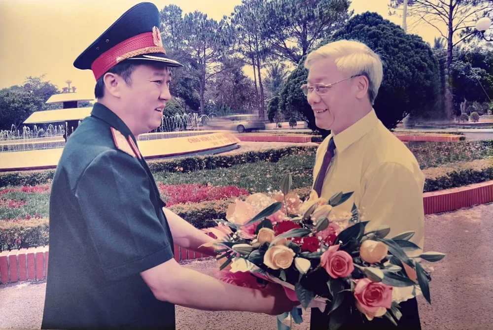 Tư lệnh Quân đoàn 3 Nguyễn Đức Hải đón Tổng Bí thư Nguyễn Phú Trọng vào thăm, làm việc với Quân đoàn 3 tại Tây Nguyên. Ảnh: NĐH tong-bi-thu-1.jpg