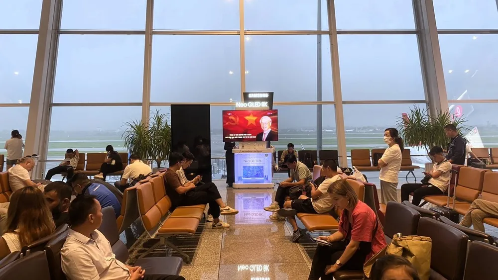 Phòng chờ các sân bay chiếu phim tư liệu, các bài viết, hình ảnh về Tổng Bí thư Nguyễn Phú Trọng. Ảnh: ACV le-quoc-tang-3.jpg
