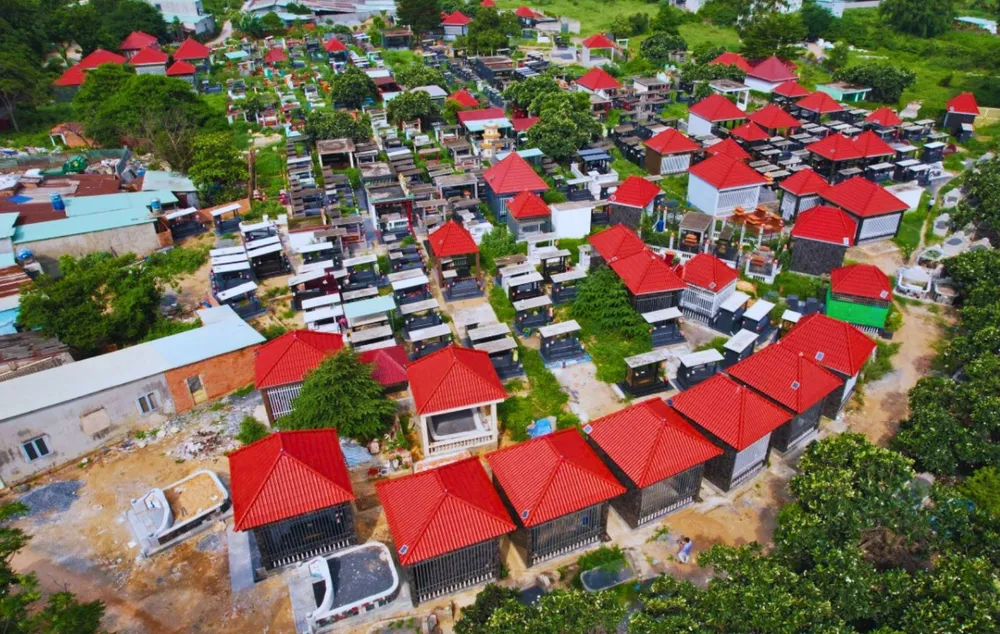 Khu đất xây huyệt mộ để bán với giá hàng trăm triệu đồng. Ảnh: VŨ HỘI xay-huyet-mo-1.jpg