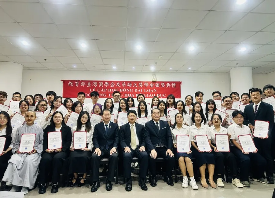 Lãnh đạo Văn phòng Văn hóa và Kinh tế Đài Bắc tại TP.HCM chụp ảnh lưu niệm với các ứng viên nhận học bổng Đài Loan và học bổng tiếng Hoa. Ảnh: P.ĐIỀN sinh-vien-viet-nam-2.jpg