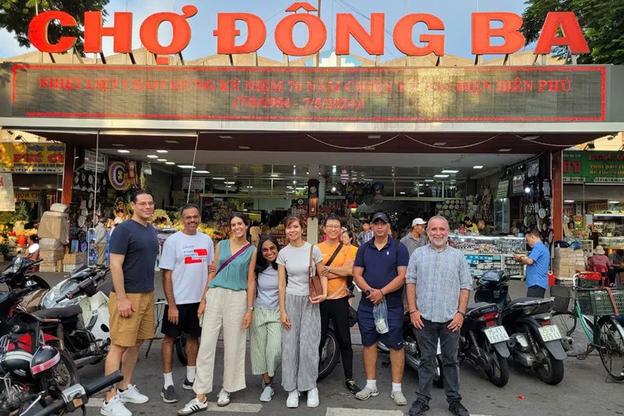 Đoàn khách quốc tế du lịch đến chợ Đông Ba (Thừa Thiên-Huế). Ảnh: TT chinh-sach-visa.jpg