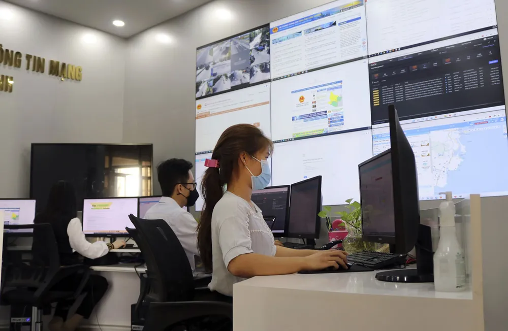 Cán bộ Trung tâm điều hành an ninh mạng (SOC) và điều hành đô thị thông minh (IOC) tỉnh Ninh Thuận kiểm tra thông tin hiện trường qua hệ thống máy tính. Ảnh: TTXVN khong-gian-mang.jpg