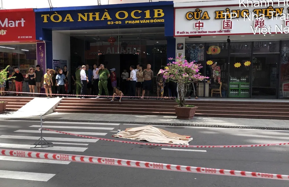 Công an phong tỏa, khám nghiệm hiện trường tại tổ hợp Mường Thanh Viễn Triều điều tra vụ việc. Ảnh: VĂN SỬU