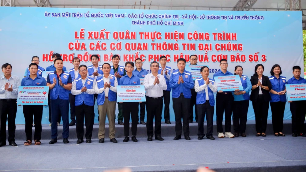 Lễ xuất quân thực hiện công trình của các cơ quan thông tin đại chúng hỗ trợ đồng bào khắc phục hậu quả cơn bão số 3. Ảnh: NGUYỆT NHI