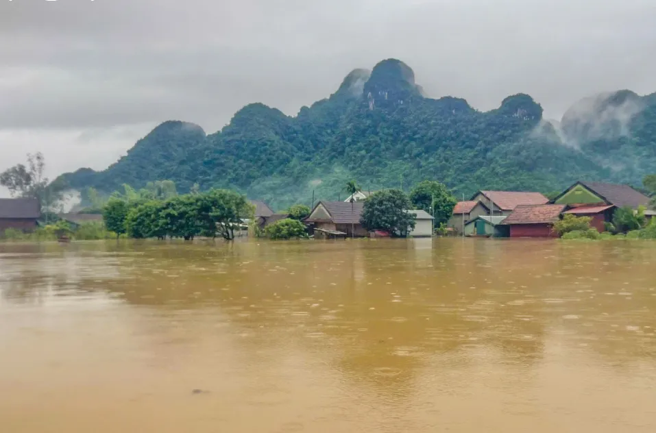 Hơn 420 ngôi nhà ở Làng du lịch tốt nhất thế giới Tân Hoá ngập sâu trong lũ. Ảnh: CTV lang-du-lich-tan-hoa-ngap-sau-trong-lu.jpg