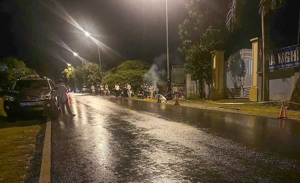 Cơ quan công an đang điều tra nhóm người dùng hung khí chém ba người thương vong xảy ra tại thị trấn Hoàn Lão, huyện Bố Trạch, tối ngày 20-10. Cơ quan công an đang tiến hành điều tra nhóm người dùng hung khí chém ba người thương vong xảy ra tại thị trấn Hoàn Lão, huyện Bố Trạch, tối ngày 20-10.
