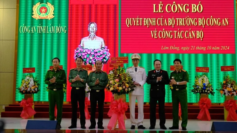 Ban Giám đốc Công an tỉnh Lâm Đồng chúc mừng thượng tá Phạm Thanh Hùng. Ảnh: THIỆN NHÂN truong-cong-an-huyen.jpeg