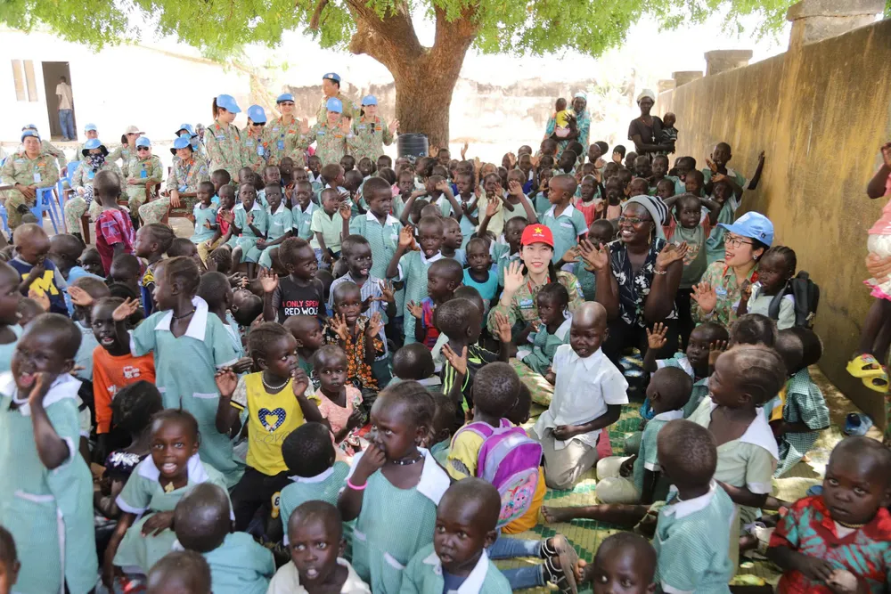 Bộ đội Việt Nam luôn được người dân, đặc biệt là trẻ em yêu mến. Ảnh: Cục GGHB.