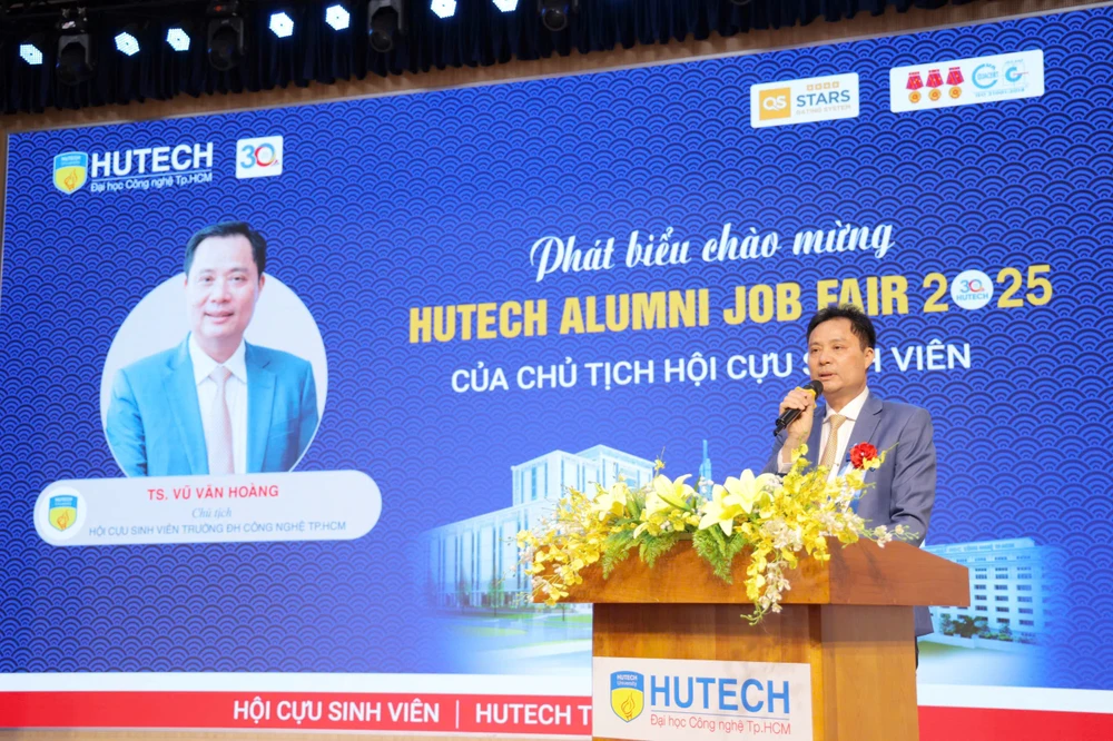 TS Vũ Văn Hoàng, Chủ tịch Hội cựu sinh viên HUTECH, chia sẻ cựu sinh viên là nhịp cầu nối kết giữa nhà trường và thế hệ sinh viên đi sau. Ảnh: AN NHIÊN cuu-sinh-vien-gioi-thieu-viec-lam.jpg