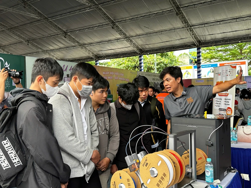 Hàng nghìn vị trí việc làm do cựu sinh viên HUTECH và các doanh nghiệp tuyển dụng tại ngày hội. Ảnh: AN NHIÊN cuu-sinh-vien-hutech.jpg