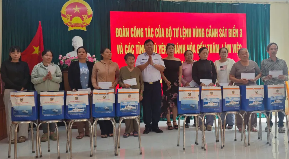 Đoàn công tác trao quà cho các gia đình chính sách, gia đình ngư dân có hoàn cảnh khó khăn tại huyện đảo Phú Quý, Bình Thuận. Ảnh: ĐỨC ĐỊNH canh-sat-bien-5.jpg