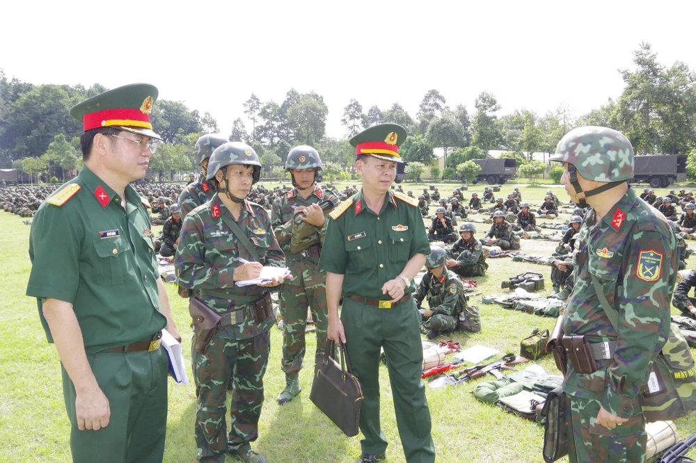Đại tá VÕ PHƯỚC VỸ (đứng giữa) - Phó Chủ nhiệm Chính trị Quân đoàn 34, kiểm tra hoạt động công tác đảng, công tác chính trị trong chuyển trạng thái sẵn sàng chiến đấu tại Sư đoàn 9. Ảnh: QĐ34 dai-thang-mua-xuan-1975.jpg