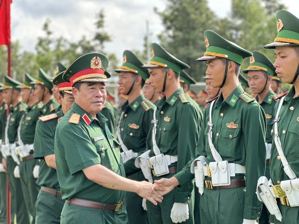 Thiếu tướng Nguyễn Bá Lực, Tư lệnh Quân đoàn 34 thăm, động viên các khối tham gia diễu binh, diễu hành dịp đại lễ 30-4. Ảnh: P.ĐIỀN dai-thang-mua-xuan-1975-6.jpg