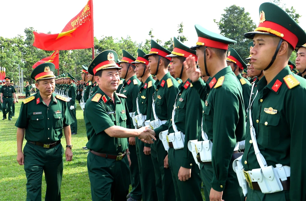 Thiếu tướng Lê Minh Quang, Chính ủy Quân đoàn 34 động viên các chiến sĩ tham gia tập luyện tại lễ diễu binh kỷ niệm 50 Giải phóng miền Nam, thống nhất đất nước. Ảnh: TRƯỜNG GIANG dieu-binh-30-4--1.jpg